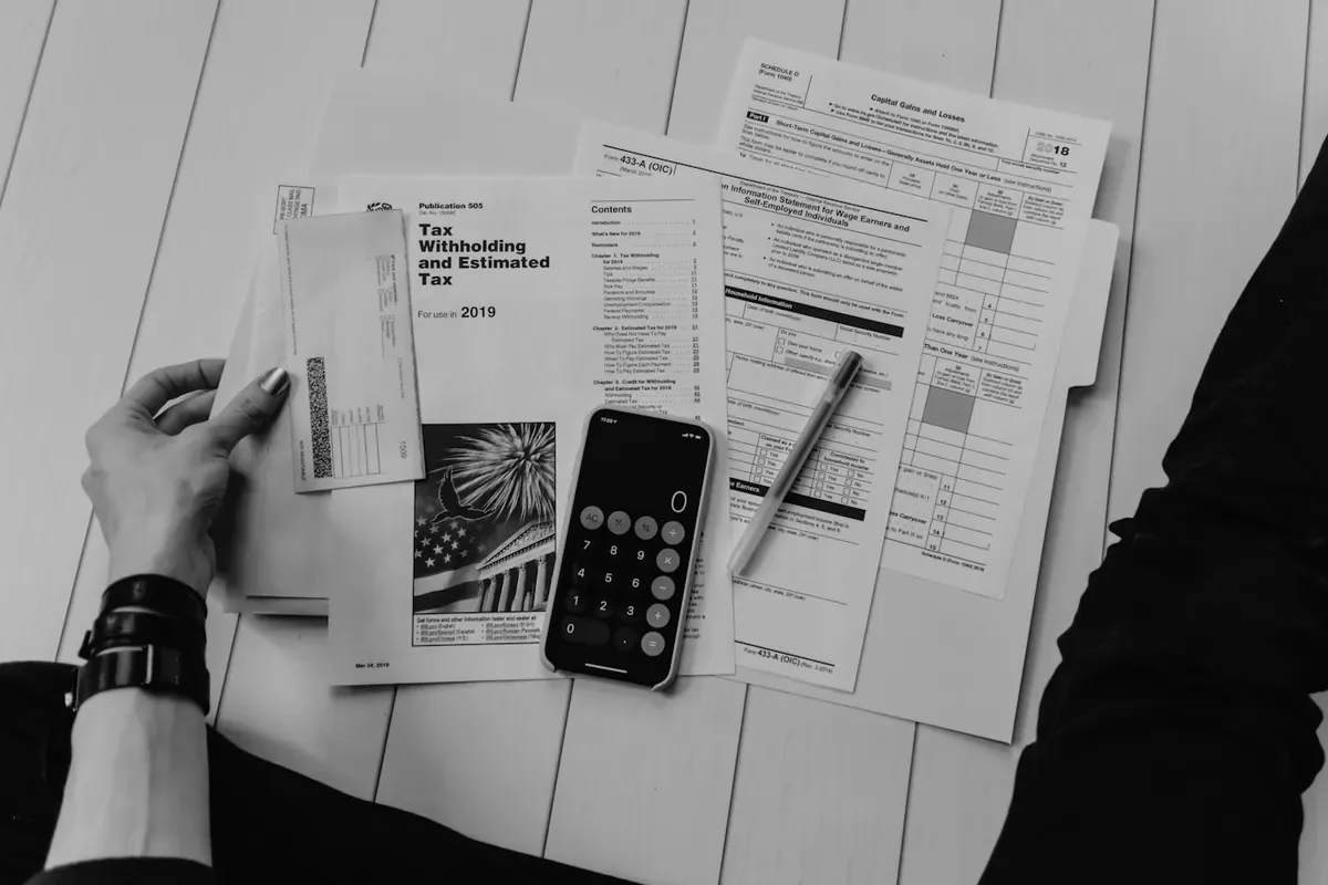 Documentos y calculadora sobre un escritorio