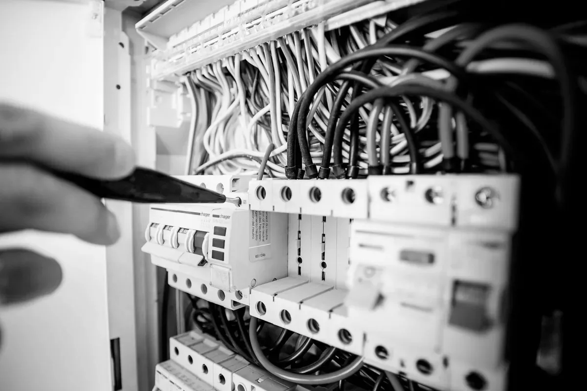 Técnico trabajando en un tablero eléctrico