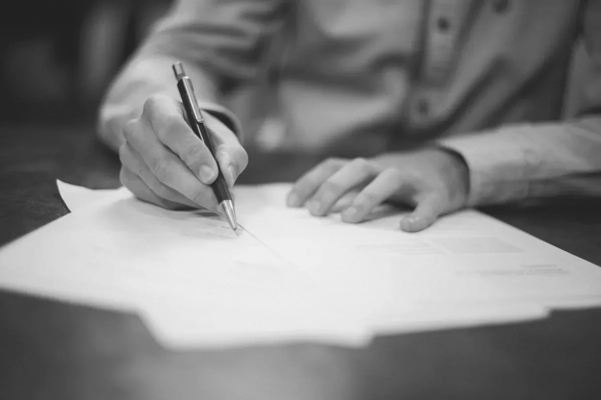 Personas firmando un documento