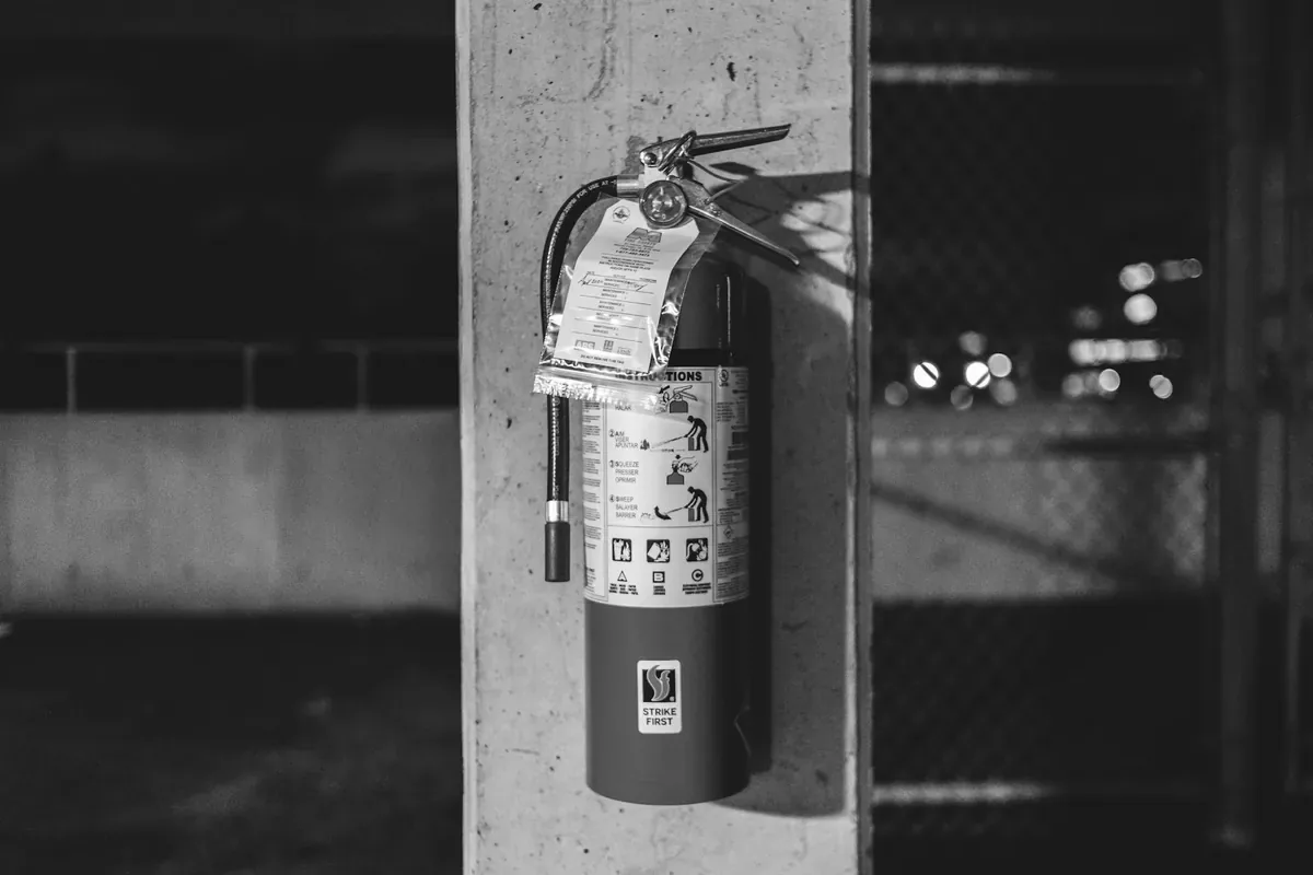 Matafuego montado en una pared